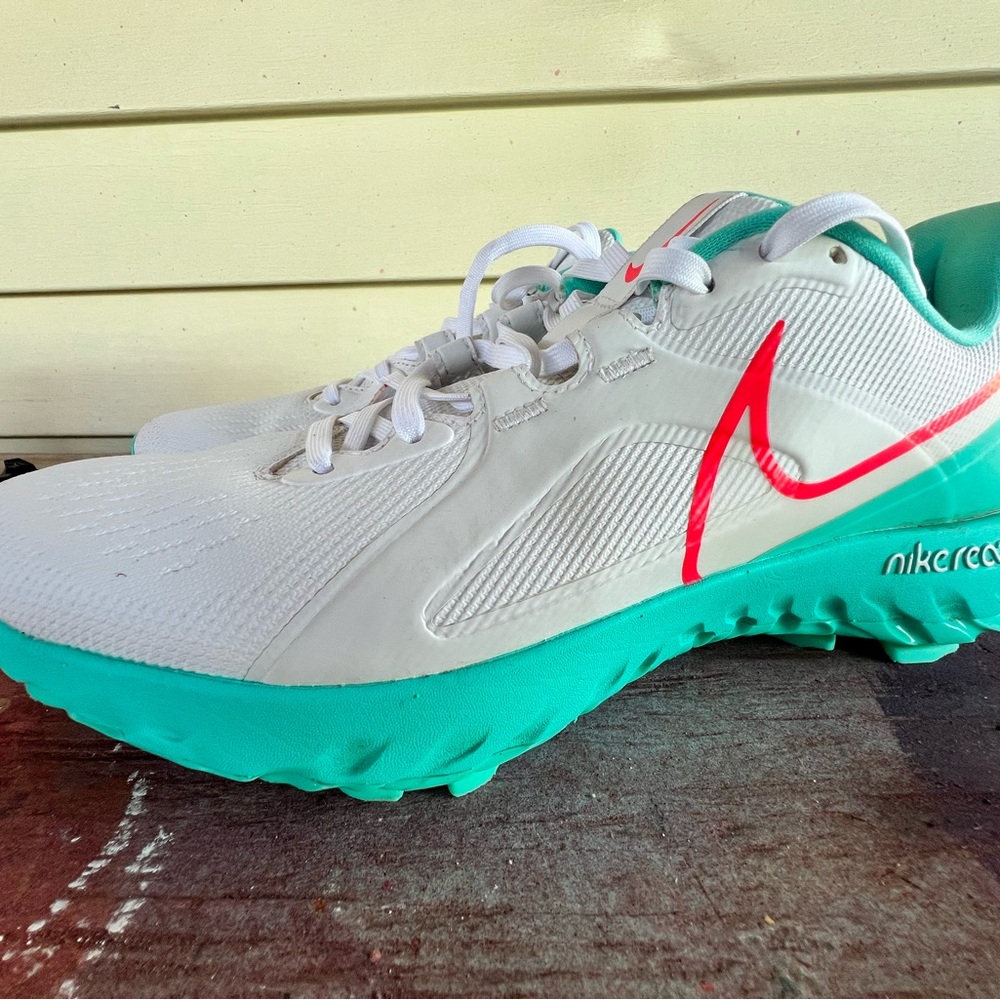 Golf Nike White and Green Athletic Shoes with Modern Design